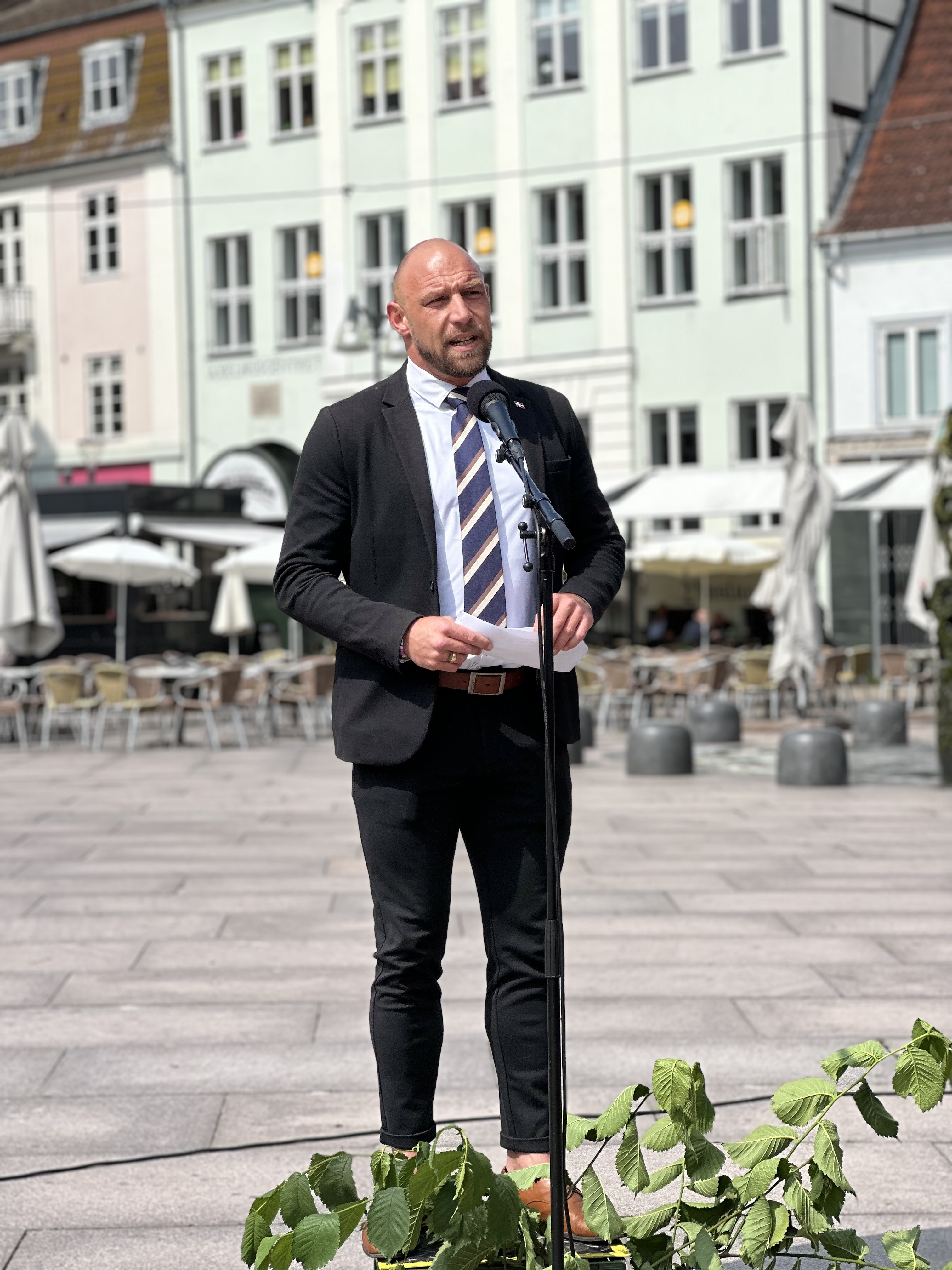 Kasper holder tale på torvet